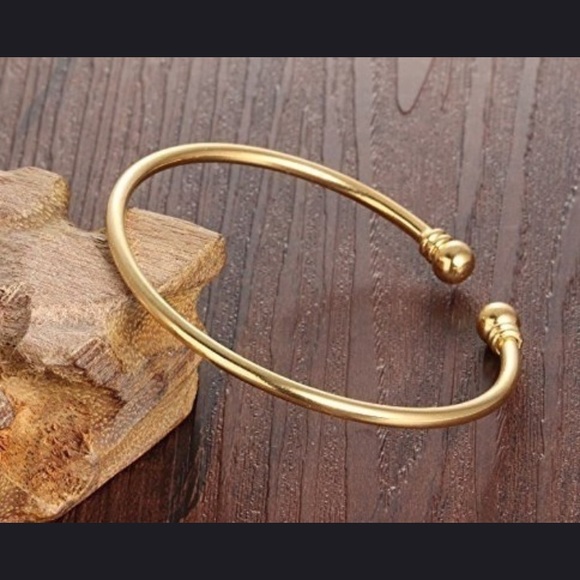 Jewelry - 🌸2/$20 gold bangle bracelet